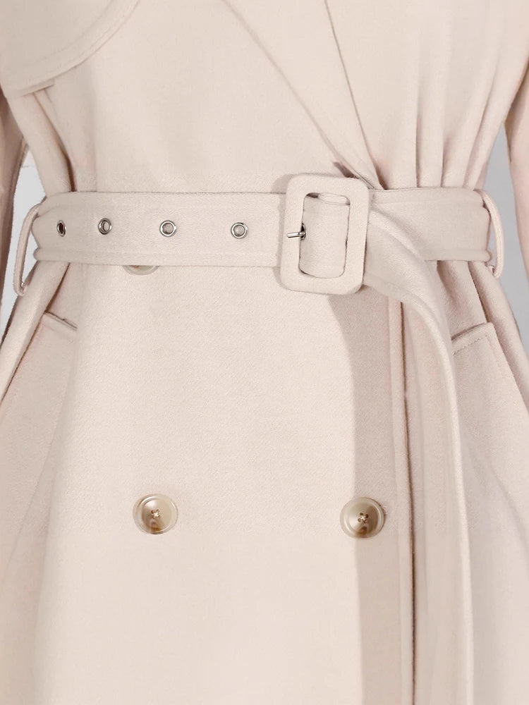 DEAT – Casaco feminino em lã damasco, com lapela e capuz,