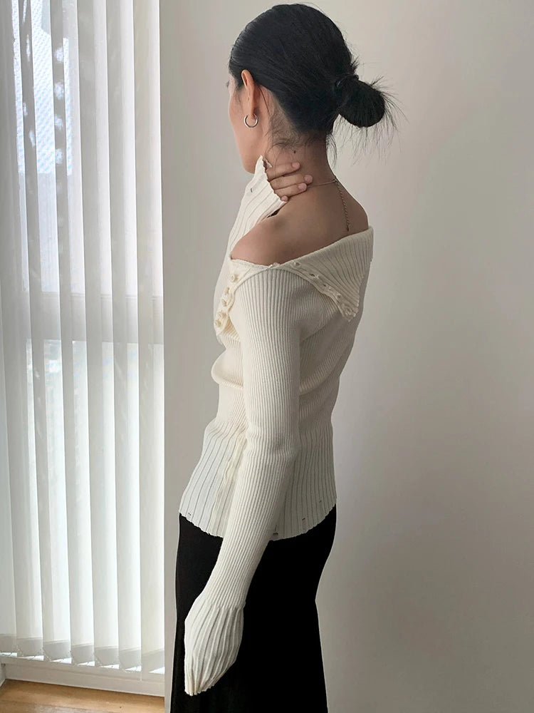 Suéter feminino preto ombro a ombro.