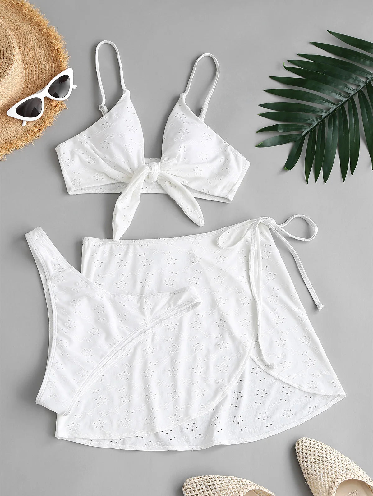 Conjunto de biquíni de três peças com laço e bordado inglês