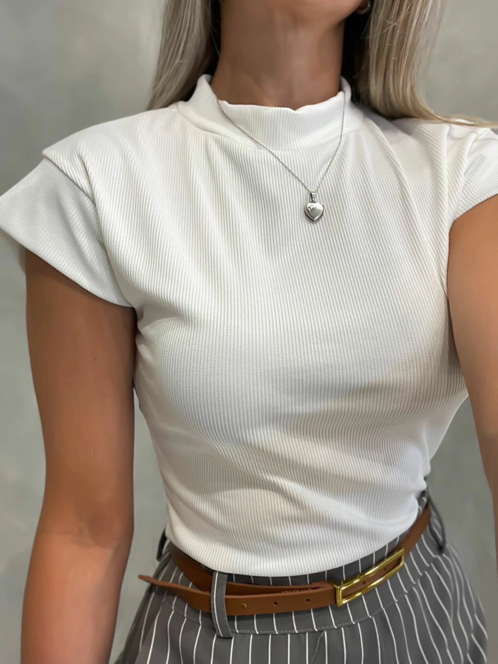 Blusa Feminina em Ribana Muscle Tee com Gola Tuane