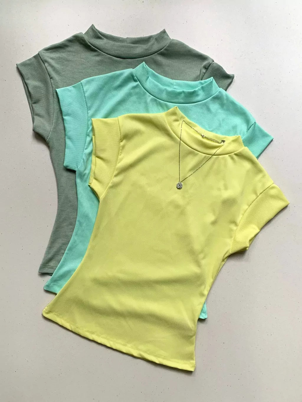 Blusa Feminina em Ribana Muscle Tee com Gola Tuane