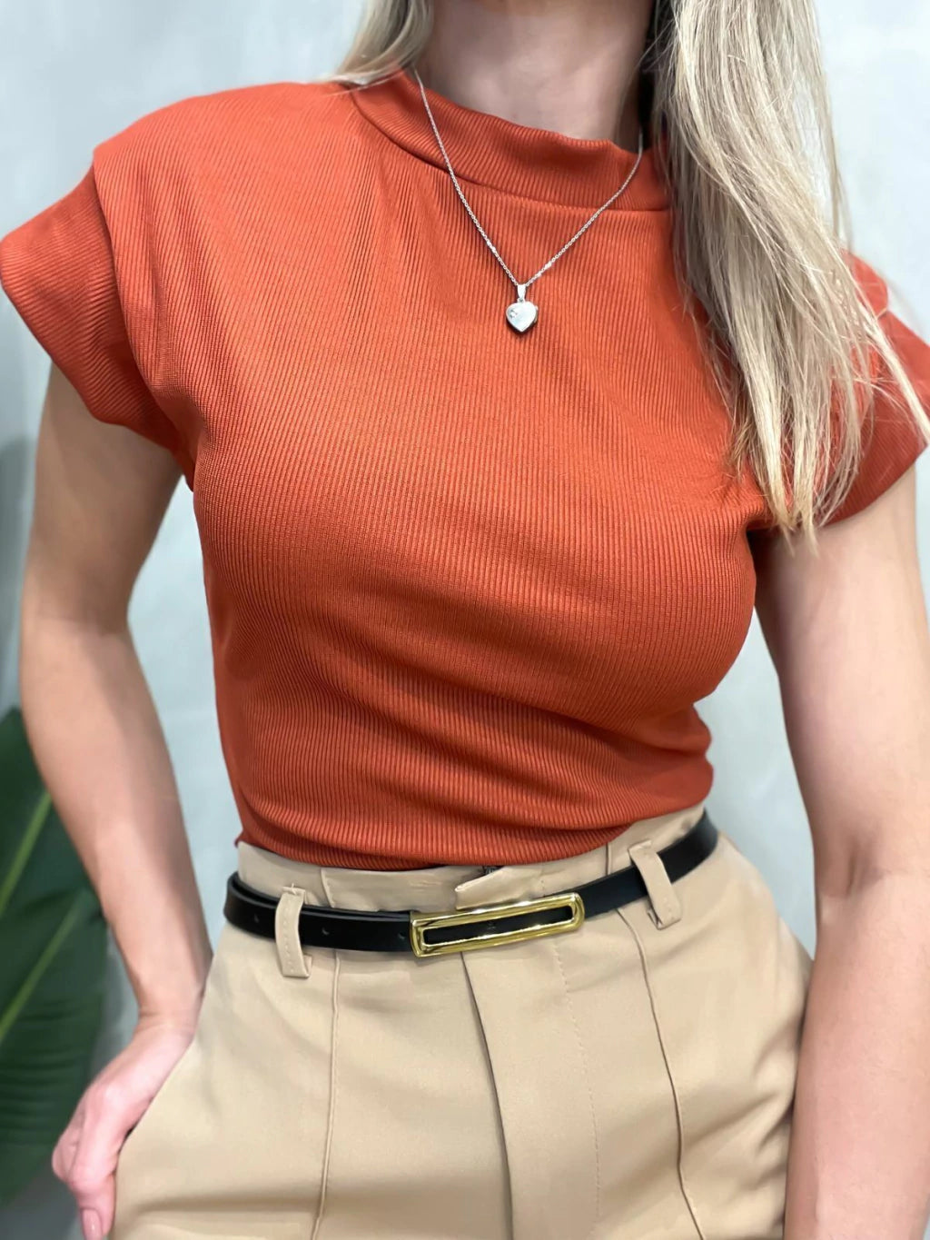 Blusa Feminina em Ribana Muscle Tee com Gola Tuane