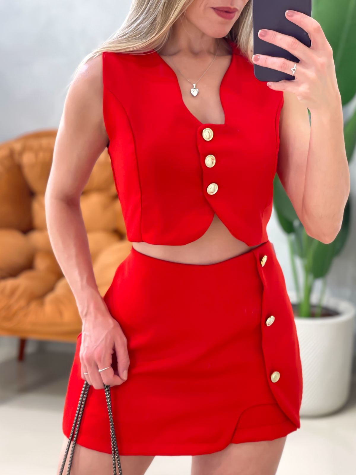 Conjunto em Alfaiataria Shorts Saia e Colete Assimétrico com Botões Tamiris Ref.