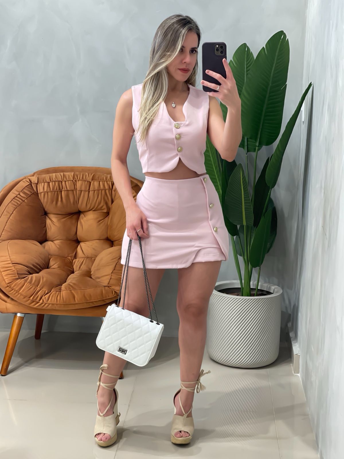 Conjunto em Alfaiataria Shorts Saia e Colete Assimétrico com Botões Tamiris Ref.